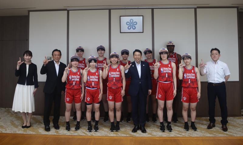 精華女子高等学校バスケットボール部のみなさんと記念写真を撮る知事
