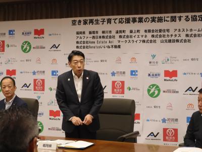 あいさつする知事