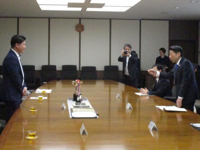 井上さんから溶接技術の説明を聞く知事