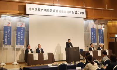 あいさつする知事