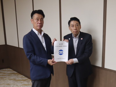 吉村連合福岡会長と服部知事の要求書手交の様子