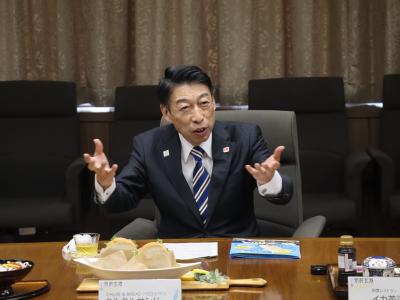 あいさつする知事