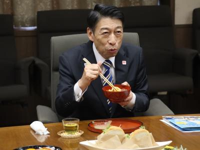 試食をする知事