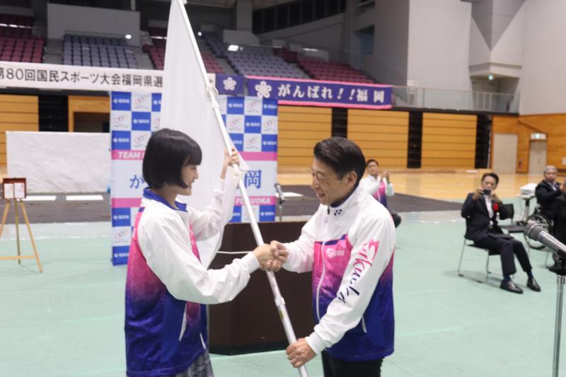 代表選手に県旗を授与する知事