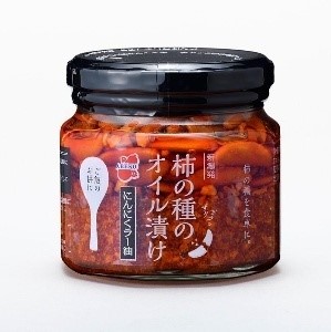販売する新潟県の特産品の一例（柿の種のオイル漬け）