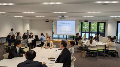3グループに分かれて交流会をする様子