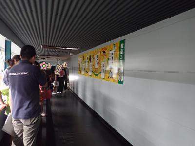 工場見学をしている様子の写真