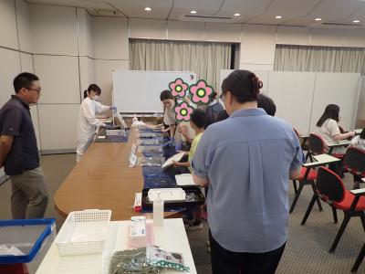 のりを焼いて食べ比べている様子の写真