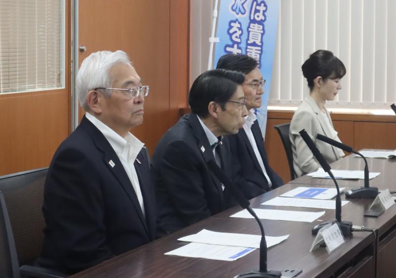 訓示を行う知事