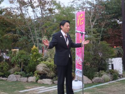 あいさつする知事
