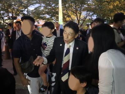 来場者と触れ合う知事