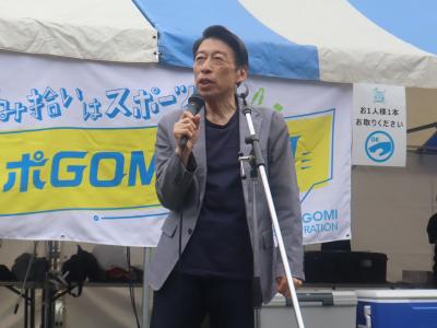 あいさつする知事