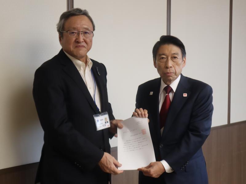 勧告を受け取る知事