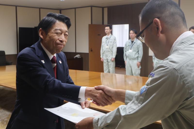 辞令を交付する知事