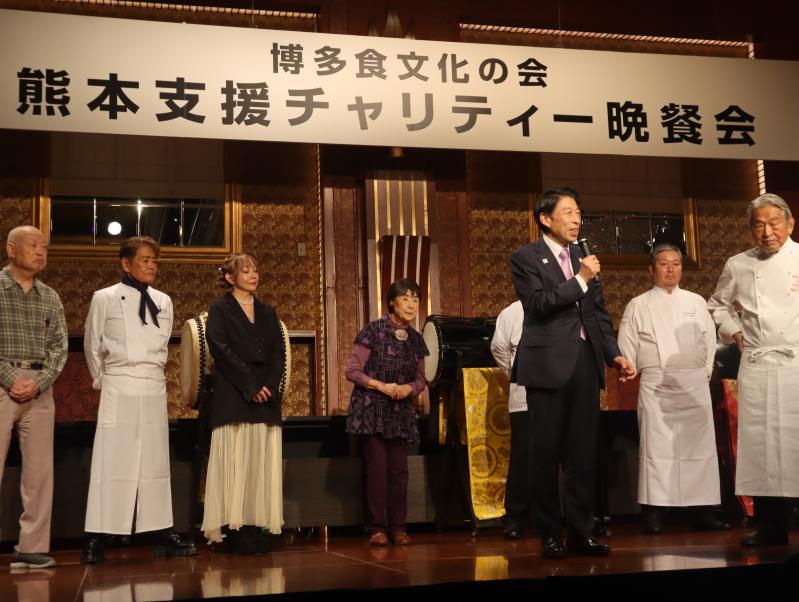 あいさつする知事