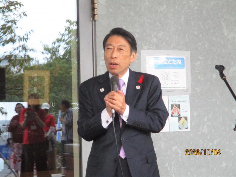 あいさつする知事