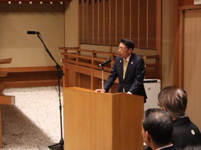 あいさつをする知事