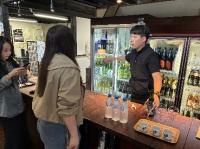 酒蔵での日本酒の説明と試飲