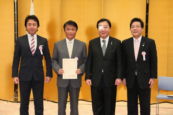  野田総理大臣から｢グリーンアジア国際戦略総合特区｣の指定書を受理する小川知事の写真