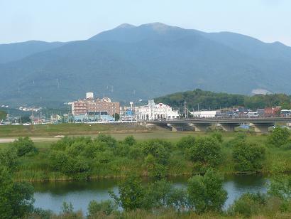 直方市遠賀川から見た福智山