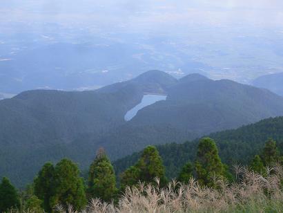 雷山ハンググライダー基地より見下ろす不動池