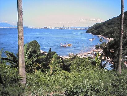 能古島海水浴場と福岡市街