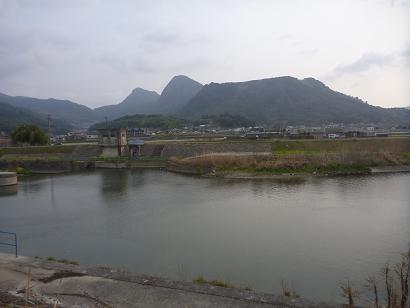 田川市金辺川河畔より眺める香春岳