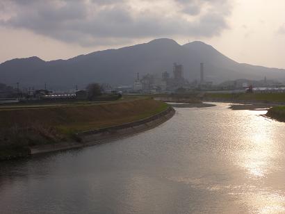 田川市金辺川河畔より眺める大坂山