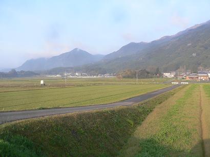 苅田町谷付近より眺める平尾台南部塔ヶ峰
