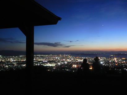米ノ山から眺める福岡市街地の夜景の写真です