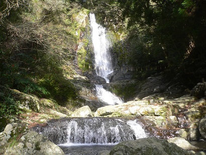 尺岳の東方に落ちる菅生の滝