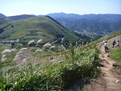大平山中腹より見下ろす吹上峠　後方に福智山