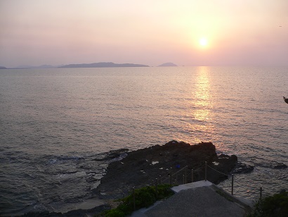 福岡市東区三苫の綿津見神社より眺める玄界灘に沈む夕陽