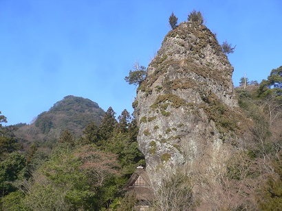 岩屋神社上部に屹立する権現岩