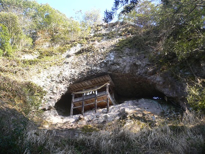 岩窟に建立された懸造りの熊野神社