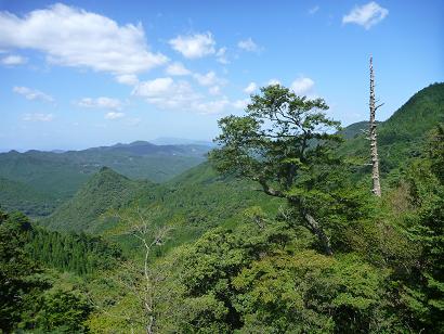 野峠付近の岩尾根を行く