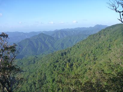 犬ヶ岳より英彦山へ続く山並みを望む