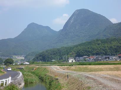 香春町五徳川沿いより見上げる香春岳二ノ岳・三ノ岳