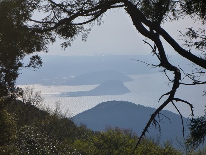 浮岳山頂より十坊山の向こうに唐津湾高島などを望む