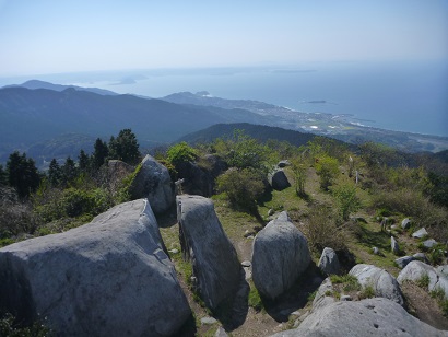 二丈岳より二丈福井、吉井の海岸の先に唐津湾を望む