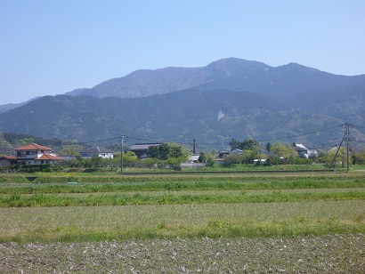 糸島市東より見上げる雷山