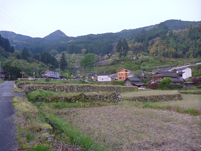 八女市黒木町大渕の日向神社より見上げるスガ岳