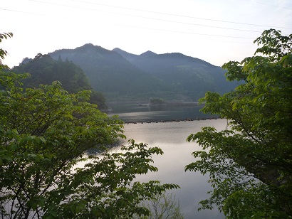 日向神ダムより望む高取山