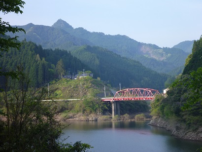 日向神ダム湖畔より望む西園橋と文字岳
