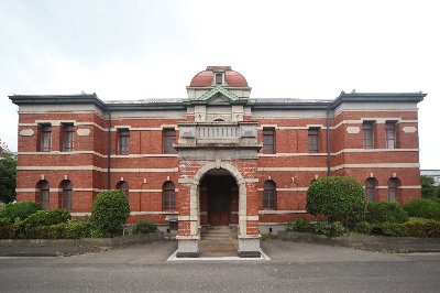 官営八幡製鐵所旧本事務所の写真です。レンガ造りの建造物で製鐵所の中核施設でした。