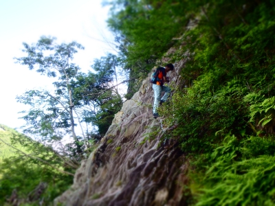 犬ヶ岳にある笈吊岩を登っている写真です