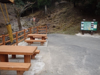 赤村「琴弾の滝」付近に整備した休憩施設の写真です