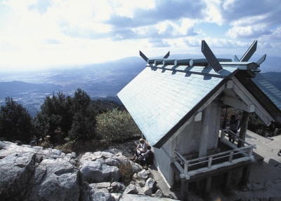宝満山山頂にある竈門神社上宮の写真です
