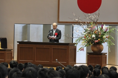 小倉高等学校の卒業式で住吉委員長が告辞を読み上げている写真です。