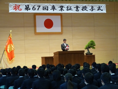 八女工業高等学校の卒業式で久保田委員が告辞を読み上げている写真です。